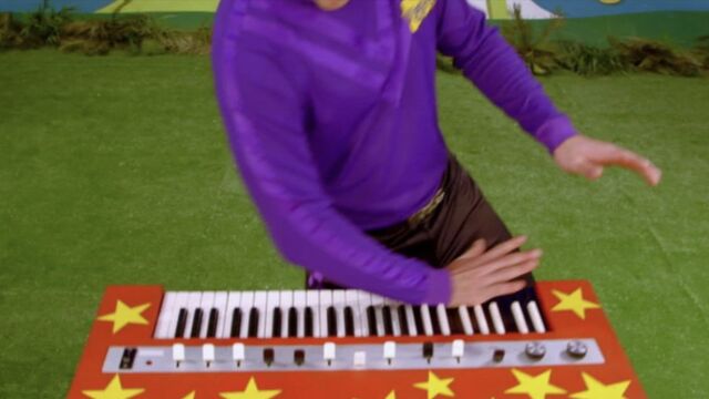 File:RedStarryKeyboardinTakingOff!.jpg