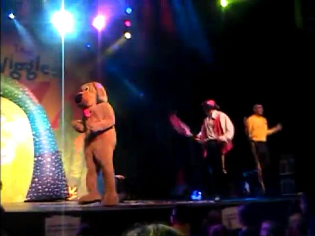 File:WagsandCaptainFeatherswordinGettingStrongLiveInConcert.jpg