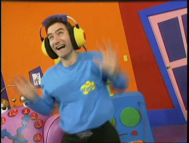 File:AnthonyinWiggleOpera.jpg
