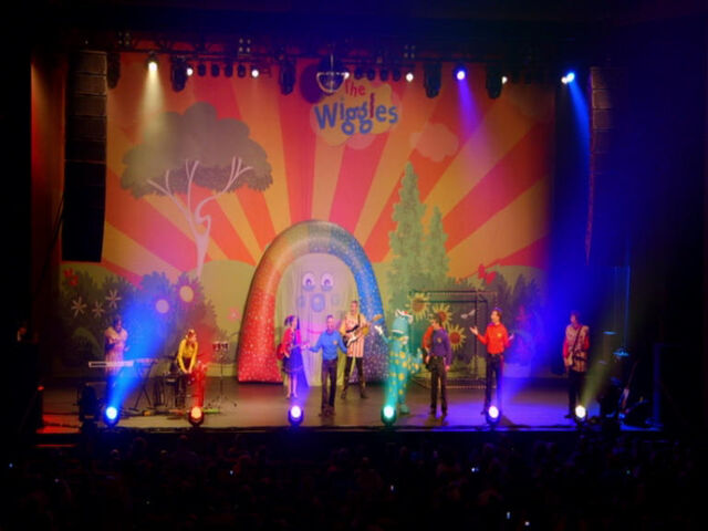 File:WigglehouseinTakingOff!.jpg