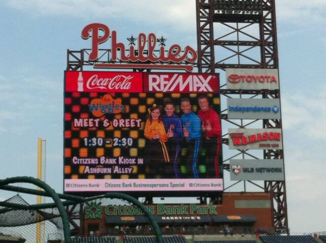 File:WigglesinthebigscreeninPhilly.jpg