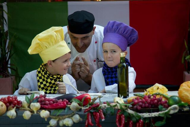File:OliveOilIsMySecretIngredient-PromoPicture12.jpg