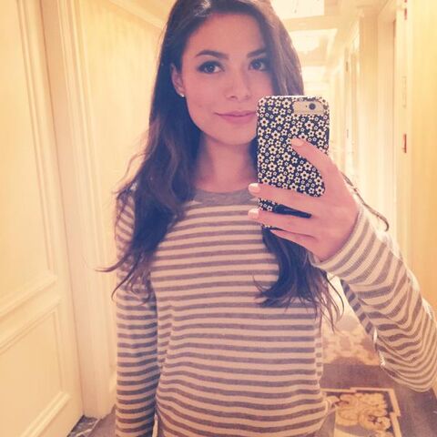 File:Selfie Valerie.jpg