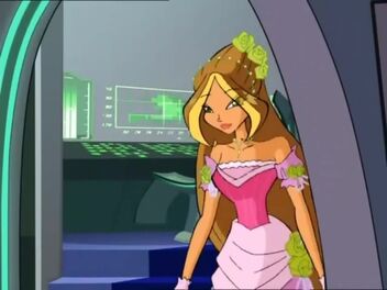 File:Flora-dans-sa-robe-de-bal-episode-8-saison-3 423307-M.jpg