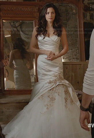 Archivo:Freyas-wedding-dress.jpg