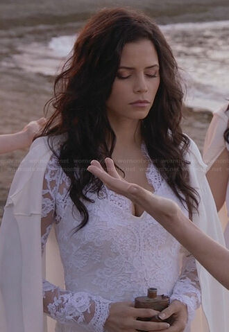Archivo:Freyas-white-lace-long-sleeve-gown.jpg