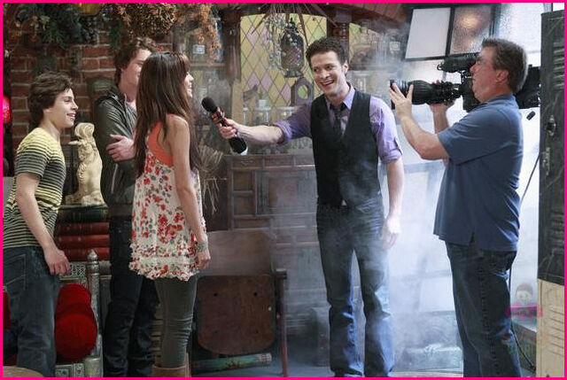 File:Wizards-Of-Waverly-Place-Wizard-of-the-Year-Stills-2.jpg