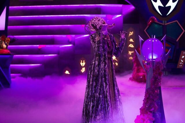 File:S3E1 Lyzera magic.jpg
