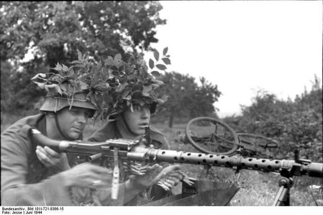 File:MG 34 Crew, France 1944.jpg