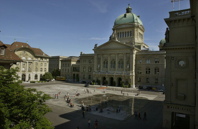 File:Staatsplatz.jpg