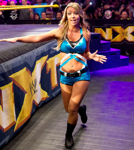 Archivo:Emma making her entrance at NXT in 2013.jpg