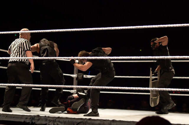 Archivo:The Shield Teamwork (1).jpg
