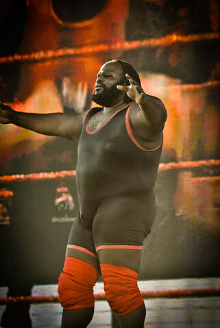 Archivo:Mark Henry Tribute to the Troops 2010.jpg