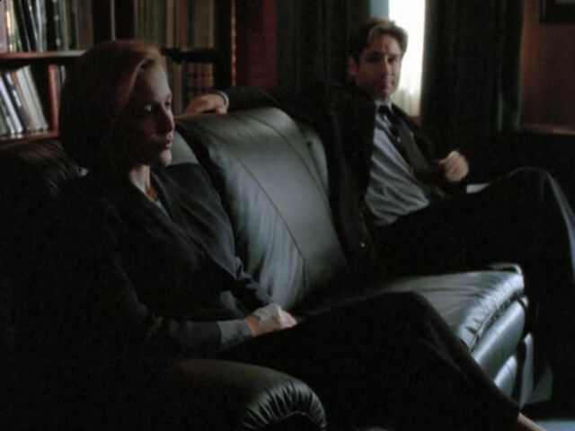 File:Scully Mulder Office Werber Hypnosis.jpg
