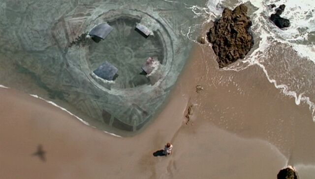 File:SpacecraftOnBeach.jpg