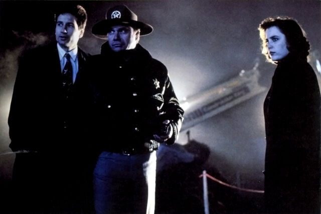 File:Mulder Sheriff Daniels Scully Miracle Man.jpg