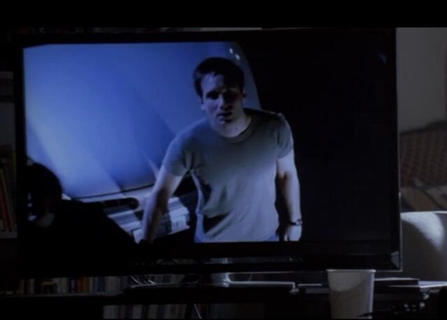 File:Fringe Mulder Scully on a tv.jpg