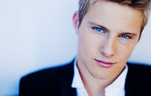 File:Cutie-alexander-ludwig-31105139-1500-954.jpg