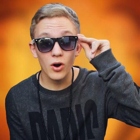 Datei:ChrisTezz Profilbild Hipster.jpg