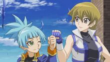 Alexis chocando los puños con Sora.jpg