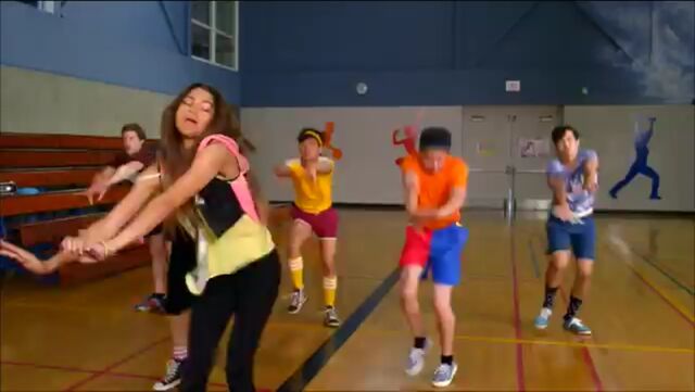 File:Zoey Stevens and her dance squad start dancing (2).jpg