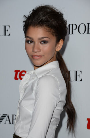 File:Zendaya+Coleman+Nails+Nail+Art+cGihjJb79P1l.jpg