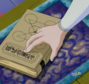 Sherry coge el libro de Gofure.png