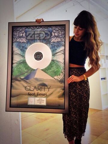 File:Foxes and her platinum Clarity disk.jpg